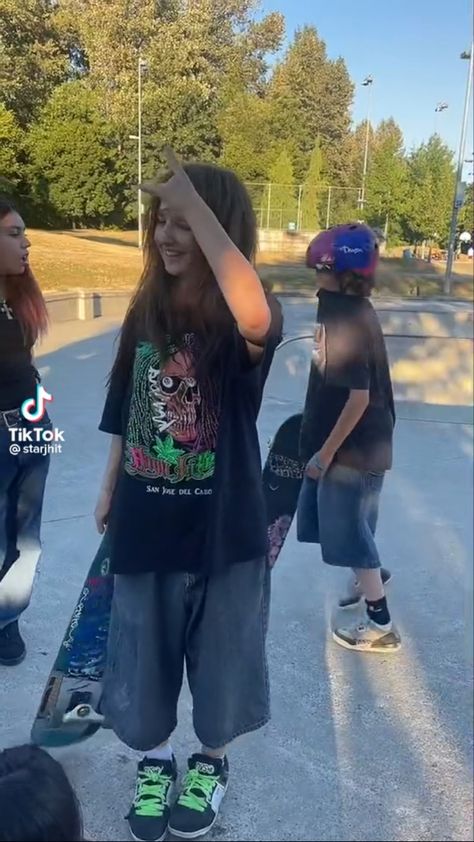 Comfy Skater Outfits, Baggie Cargo Pants Outfit, Skater Jorts Outfit, 90s Skater Fashion Women, Baggy 90s Skater Aesthetic, Baggy 90s Skater Outfit, Skater Baggy Outfits, Jorts Outfit Idea Grunge, Summer Outfits Skater