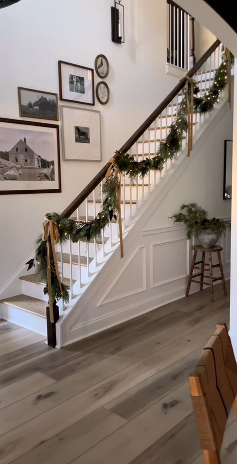 Stair Newel Post, Christmas Stairs, Christmas Staircase, Christmas Garlands, Staircase Decor, Christmas Inspo, Christmas House, Christmas Deco, Cozy Christmas