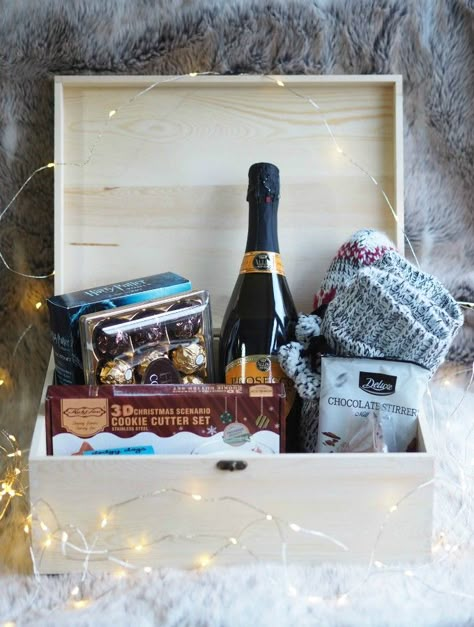 Our Perfectly Personalised Christmas Eve Box For Couples Gift Box For Couples, Xmas Eve Box Ideas For Adults, Christmas Eve Box Ideas For Adults, Diy Christmas Hampers, Diy Christmas Eve Box, Christmas Eve Box For Adults, Christmas Eve Box Ideas, Xmas Packaging, Christmas Eve Crate