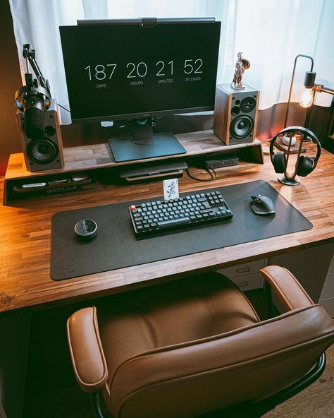 Wooden Desk Setup🔥 📸: @espindesk Step into the world of sleek and modern desk setups with our latest feature! Explore the productivity-enhancing designs of our community. 💻 @modtecups Disclaimer: We don’t own this content. The original owner(s) of this content is mentioned above. ___________ #modtecups #moderndesk #minimalistworkspace #aestheticdesign #sleekoffice #aestheticsetup #DIYprojects #homedecor #minimalism #deskgoals #desksetup #productivespaces #minimalsetup #deskinspiration #de... Wooden Desk Setup, Modern Lofts, Desk Setup Ideas, Computer Desk Organization, Laptop Aesthetic, Minimal Desk, Sleek Office, Office Works, Boys Room Design