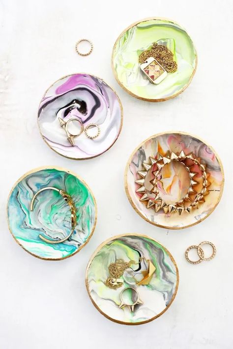 How to Make Clay Dishes: 15 Great Tutorials Polymer Clay Dish Tutorials, Polymer Clay Jewelry Dish, Polymer Clay Ring Dish, Clay Jewellery Dish, Diy Clay Ring Holder, Clay Jewelry Holder Diy, Diy Clay Jewelry Dish, Polymer Clay Dish, Diy Jewellery Dish