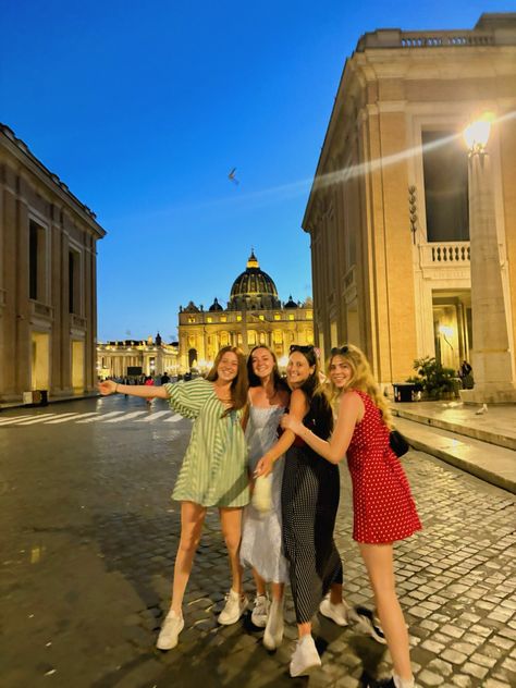 study abroad College Abroad Aesthetic, Study Abroad In Spain, Study Abroad In Italy, Semester Abroad Aesthetic, Florence Study Abroad, Moving Abroad Aesthetic, Living Abroad Aesthetic, Italy Study Abroad, Study Abroad Florence