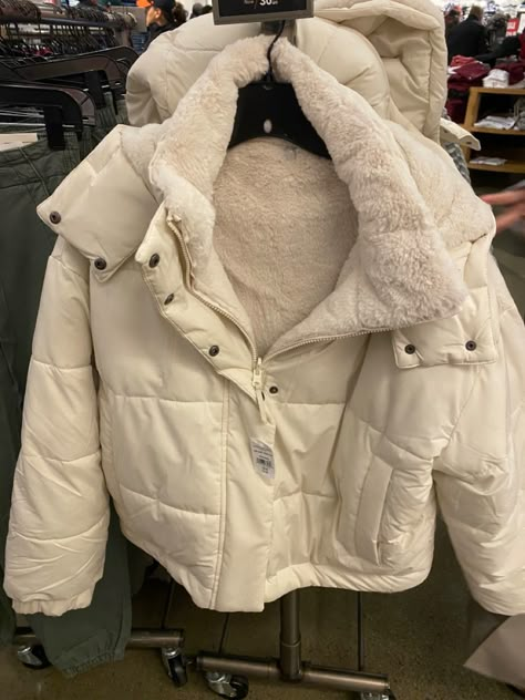 Cute Winter Coats Aesthetic, White Winter Jacket Aesthetic, Fall Jackets Aesthetic, Cute Coats For Winter, Coquette Winter Jacket, Cute Winter Jackets For Women, Cute Jackets For Winter, Cute Jackets Aesthetic, Dream Clothes Winter