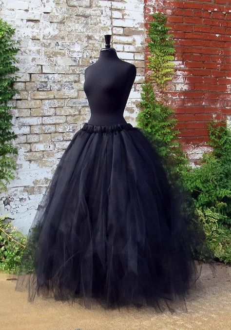 Add purple and lime green! Rok Tile, Skull Queen, Black Weddings, Halloween Weddings, Queen Wedding, Black Tulle Skirt, Maleficent Costume, Witch Moon, Witch Costumes