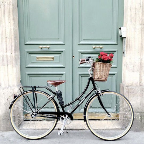 66 Stunning Vintage Bicycle Designs https://www.designlisticle.com/vintage-bicycle/ Velo Vintage, Bicycle Painting, Cycle Chic, I Want To Ride My Bicycle, Beautiful Bike, Bicycle Art, Vintage Bike, Bike Style, Bicycle Design