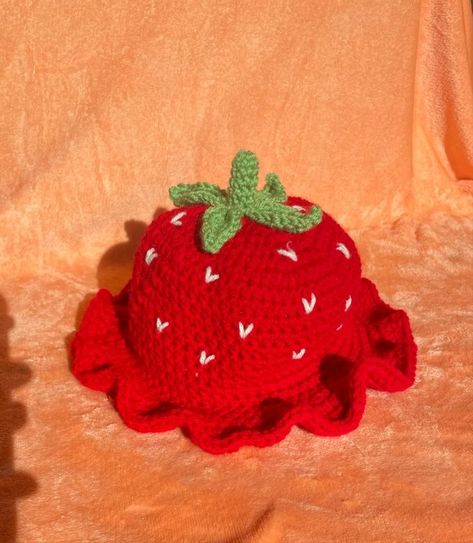 Cute Crochet Hat Aesthetic, Strawberry Knitted Hat, Strawberry Hat Crochet Pattern, Crochet Bucket Hat Strawberry, Crochet Fruit Bucket Hat, Cute Knitted Hats, Crochet Hat Strawberry, Strawberry Crochet Hat Pattern, Cool Crochet Hat Ideas