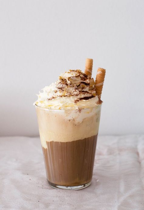 Coffee With Whipped Cream, Ways To Make Coffee, Iced Coffee At Home, How To Make Ice Coffee, Iced Coffee Drinks, Coffee Drink Recipes, Coffee Cream, Ice Coffee Recipe, Coffee Ice Cream