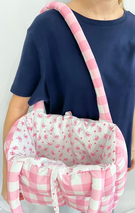 Carry your belongings in style with the Pink puff tote! Not only does it have a cute pink floral lining and tie closure, but it's also padded for ultimate protection. With dimensions of 14x6x11, it's spacious enough to fit your essentials, including a macbook. No need to worry about any bumps or drops, this tote will cushion whatever's inside! Puff Bag Diy, Puff Tote Bag, Puff Bag, Upcycle Sewing, Quilted Totes, Fancy Bags, Heart Bag, Pretty Bags, Pink Gingham