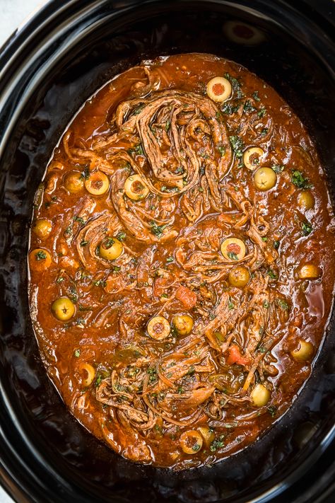 Overhead photo of Ropa Vieja garnished with fresh cilantro in a black slow cooker - photo of step 6 of the Slow Cooker Ropa Vieja recipe. Cuban Ropa Vieja Recipe, Cuban Ropa Vieja, Ropa Vieja Recipe, Cuban Dishes, Slow Cooker Recipes Beef, Shredded Beef, Cuban Recipes, Lunch Recipes Healthy, Crock Pot Slow Cooker