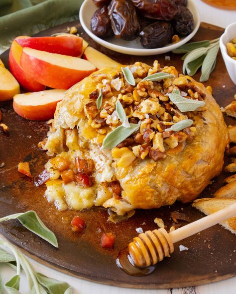 Apple Baked Brie In Puff Pastry, Crockpot Dips, Baked Brie In Puff Pastry, Brie In Puff Pastry, Honey Walnuts, Brie Cheese Recipes, Honey Puffs, Apple Compote, Baked Brie Recipes