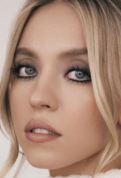 Blonde Blue Eye Makeup, Sydney Sweeney Eye Makeup, Sydney Sweeney Makeup, Funky Makeup, Smokey Eyeliner, Smokey Eye For Brown Eyes, Doe Eyes, Sydney Sweeney, Bright Winter