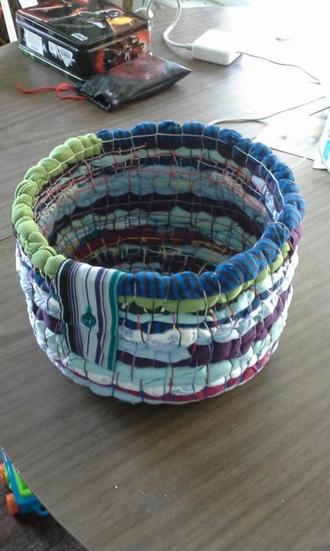 Recycled t-shirt project: I make bowl/baskets out of fabric scraps, old stained/holey/outgrown clothes, ribbons and embroidery floss. Coiled Fabric Bowl, Coiled Fabric Basket, Upcycled Textiles, Coiled Baskets, Fabric Bowls, Recycled T Shirts, Rope Crafts, Fabric Accessories, Fabric Baskets