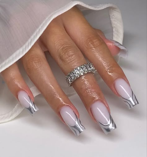 Square Nails Tips Art Designs, Swrill Design Nails Acrylic, Abstract Chrome Nails, Chrome Abstract Nails, White And Chrome Nails, Chrome Swirl Nails, Abstract French Nails, Futuristic Nail Art, Futuristic Nails