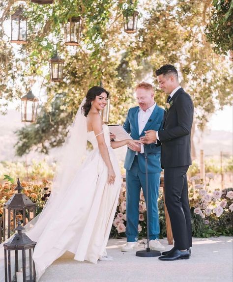 Sarah Hyland Wedding, Mitchell Pritchett, Cast Modern Family, Wells Adams, Tyler Mitchell, Modern Family Funny, Big Bang Theory Quotes, Jesse Tyler Ferguson, Peyton Clark