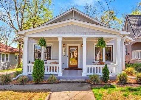 Bungalows & Cottages on Instagram: “This charming historic bungalow has an open floor plan with 3 large bedrooms and 2 full baths. There's plenty of room to entertain in the�…” Small American House, Beautiful Small Houses, Historic Bungalow, Bungalow Designs, Farmhouse Exterior Colors, Beach Cottage Exterior, Small House Exteriors, White Exterior Paint, Bungalow Cottage