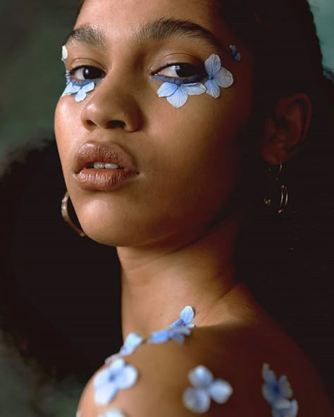 Flower Makeup, Beauty Shoot, Shooting Photo, Editorial Makeup, November 13, Portrait Inspiration, Creative Makeup, Aesthetic Makeup, Photography Inspo