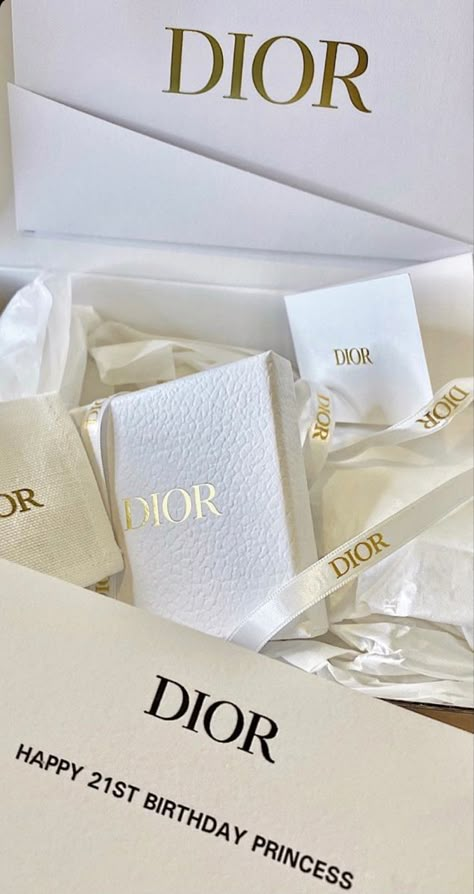 Dior Girl Aesthetic, Dior Gift, Dior Gift Packaging, Dior Logo Aesthetic, Dior Box Aesthetic, Dior Box Gift, Gucci Gift Box Aesthetic, Dior Gift Box Aesthetic, Dior Aesthetic