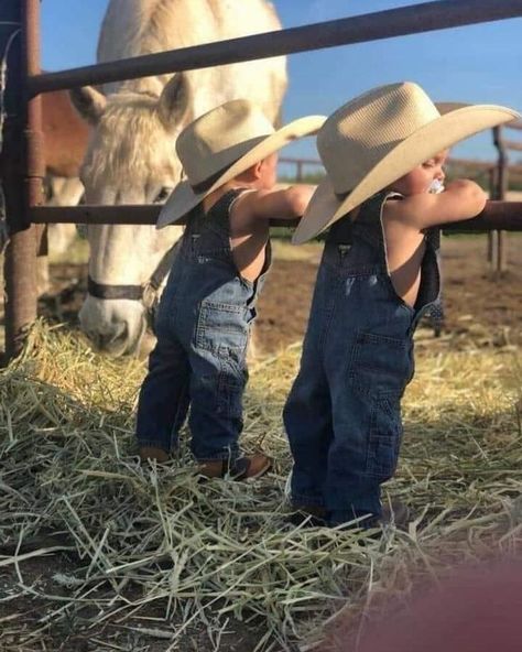 Country Mom Aesthetic, Country Baby Pictures, Western Family Photos, Country Babies, Western Baby Clothes, Country Baby Boy, Foto Cowgirl, Baby Clothes Country, Cowboy Baby