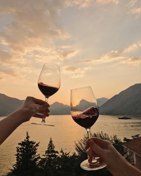 NA-KD.com on Instagram: “Wine with a view! 🍷✨ #nakdfashion” Wine Wallpaper, Adam Gallagher, Summer Wines, Wine O Clock, Shine Bright Like A Diamond, Wine Time, Wine Bottle Holders, Wine Enthusiast, Wine Drinks