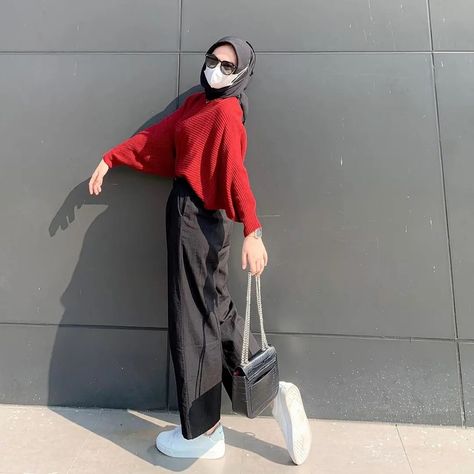 Red Hijab Outfit, Outfit Kulot, Red Hijab, Maroon Outfit, Red And Black Outfits, Outfit Hijab Casual, Ootd Hijab Casual, Hijab Style Tutorial, Color Combinations For Clothes