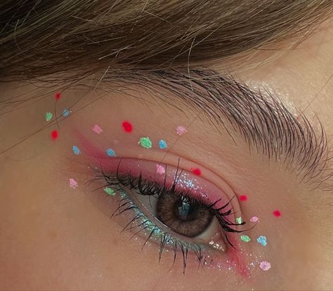 Makeup Looks Easy Colorful, Confetti Eye Makeup, Rainbow Freckles Makeup, Colour Eyeliner Ideas, Easy Makeup Ideas For Beginners Colorful, Polka Dot Eyeliner, Multi Colored Eyeliner, Festival Makeup Colorful, Colorful Festival Makeup