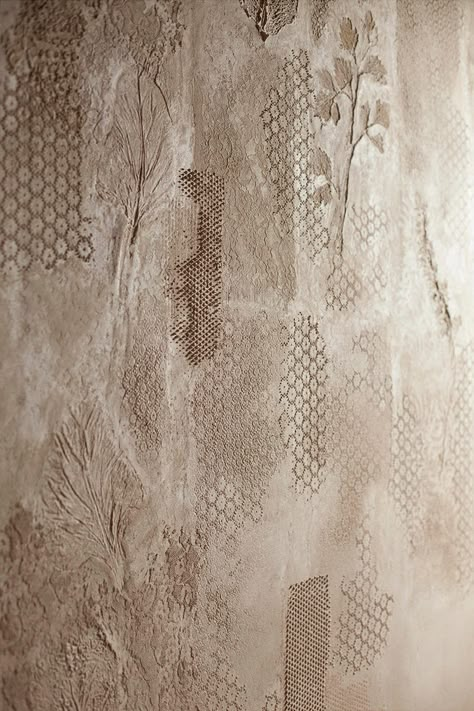 Matteo Brioni clay pattern wall finishes for Vinaria restaurant in Venice Matteo Brioni, Plaster Wall Texture, Wall Texture Patterns, Interior Wall Texture, Basin Counter, Rooftop Restaurant Design, Stucco Finishes, Natural Architecture, Plaster Texture