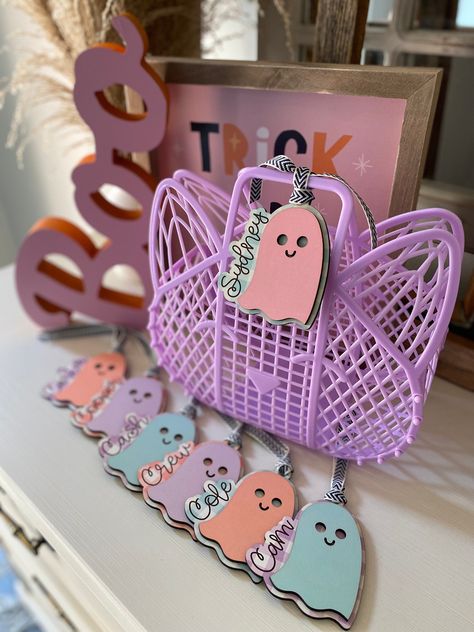 Ghost Name Tags Pastel Halloween Decor, Ghost Birthday, Halloween Basket, Basket Tags, Ghost Party, Scream Halloween, Halloween Baskets, Carte Halloween, Halloween Buckets