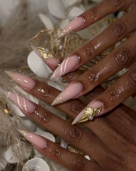 Fall Birthday Nails Almond, Birthday Nails Stiletto Medium, Gold Stiletto Nails Designs, Pink And Gold Almond Nails, Pointy Almond Nails Designs, New Year Almond Nails, White And Gold Stiletto Nails, Gold Stilletos Nails, French Stiletto Nails Design