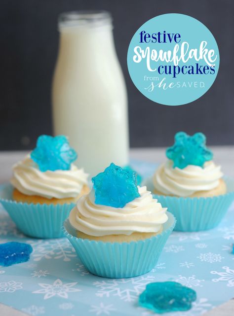 So fun and festive, these blue snowflake candy cupcakes are easy and have such a classic holiday look! Chocolate Covered Apples Slices, Candy Cupcakes, Fall Drink Recipes, Dishes Recipe, Jolly Ranchers, Frozen Cupcakes, Chocolate Covered Apples, Candy Cupcake, Chocolate Spoons