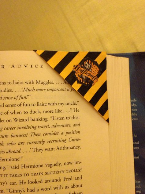 Hufflepuff Corner Bookmark Hufflepuff Bookmark, Harry Potter Infographic, Dr Aesthetic, Harry Potter Birthday Cake, Hufflepuff Aesthetic, Hufflepuff Pride, Corner Bookmark, Bookmark Ideas, Journal Stuff