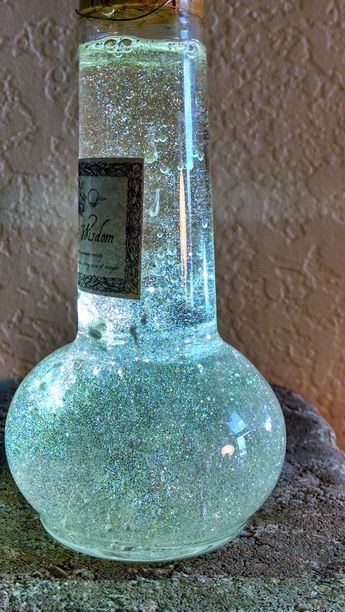 Paint Mermaid, Diy Potions, Potions Recipes, Halloween Potion Bottles, Halloween Apothecary, Harry Potter Potions, Witch Potion, Halloween Bottles, Anniversaire Harry Potter