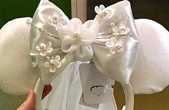 New Bridal Minnie Mouse Ears at the Disney Parks Wedding Minnie Ears, Bridal Veils And Headpieces, Disney Headbands, Diy Mickey Ears, Disney Princess Cinderella, Disney Bows, Disney Mickey Ears, Mickey Mouse Ears, Disney Accessories