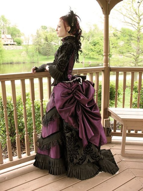 Rotes Haar Gotische Gothic Mode, Mode Steampunk, Victorian Dresses, Bustle Dress, Victorian Costume, Victorian Goth, Steampunk Victorian, Steampunk Costume, Victorian Clothing