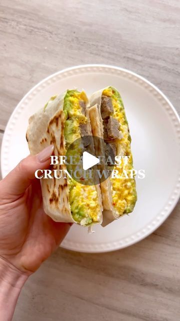 Aubrey Schoenekase (kalekouture) on Instagram: "my latest breakfast hyperfixation: breakfast crunchwraps 🌮 love these wraps because you can can never go wrong, just use what you have & they turn out great every time! this one has 30g of protein & took less than 5 mins! 🙌🏼 ⠀⠀⠀⠀⠀⠀⠀⠀⠀⠀⠀⠀ • @cutdacarb wrap • smashed avo & salt • scrambled egg w/ cottage cheese • turkey sausage — wrap & put in a hot skillet for 60 ish seconds on each side/until golden! ⠀⠀⠀⠀⠀⠀⠀⠀⠀⠀⠀⠀ #healthybreakfast #breakfast #easyrecipe" Scrambled Eggs Wrap, 30g Of Protein, Cheese Turkey, Sausage Wrap, Crunch Wrap, Turkey Breakfast, Egg Wrap, Turkey Cheese, Breakfast Wraps