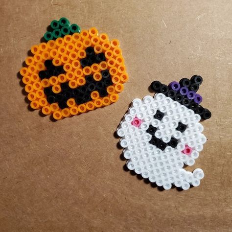 Hama Beads Halloween, Perler Bead Keychain, Hay Bale Art, Spooky Basket, Hamma Beads Ideas, Easy Perler Bead Patterns, Bead Keychain, Easy Perler Beads Ideas, Halloween Cross Stitch Patterns