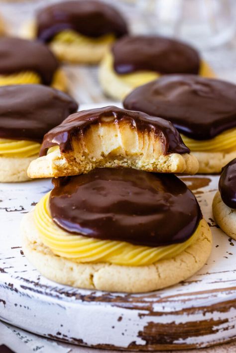 Amazing Cookie Recipes Awesome, Boston Cream Pie Cookies, Boston Creme Pie Cookies, Unusual Cookie Recipes, Creme Brulee Cookies, January Desserts, Amazing Cookies, Cool Cookie Recipes, Best Cookies