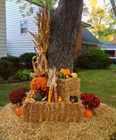 Outside Fall Decorations, Fall Yard Decor, Outdoor Fall Decor Ideas, Fall Garden Decor, Outside Fall Decor, Adornos Halloween, Fall Front Porch Decor, Fall Deco, Hay Bales