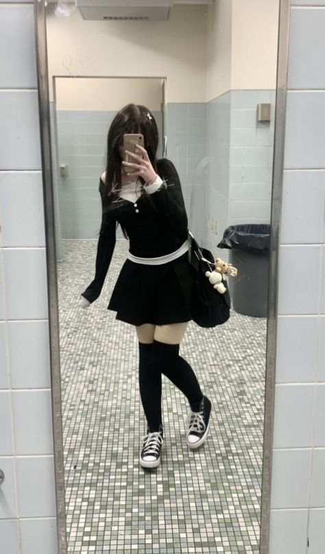 Cute Stockings Outfit, Skirt Outfits Kawaii, Cute Black Skirt Outfits, Dark Soft Girl Aesthetic, Casual Jirai Kei, Horror Outfits Aesthetic, Dark Girly Outfits, Shy Girl Outfits, Cute Pink Outfits Aesthetic