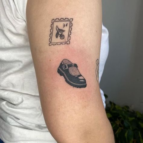 Tattoo Pierna, Illusion Tattoos, Optical Illusion Tattoos, Shoe Tattoos, Cute Tats, Party Tattoos, Handpoke Tattoo, Poke Tattoo, Mia 3