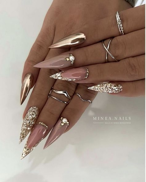 Nude Bling Nails, Fall Stiletto Nails, Gold Stiletto Nails, Cardi B Nails, Champagne Nails, Stilleto Nails Designs, Golden Nails, Chrome Nails Designs, Pointy Nails