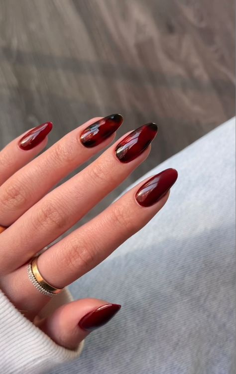 Brick Red Nails Design, Red Tortishell Nails, Maroon Design Nails, Burgundy Tortoise Shell Nails, Red Tortoise Nails, Biab Nails Autumn, Simple Burgundy Nails, Nails Cool Design, Red Tortoise Shell Nails