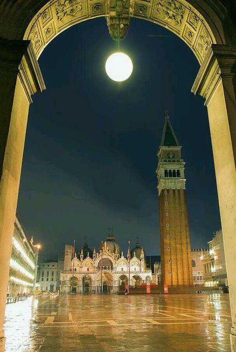 Venice Italy, Oh The Places Youll Go, Dream Destinations, Places Around The World, Wonderful Places, Travel Around The World, Dream Vacations, Italy Travel, Night In