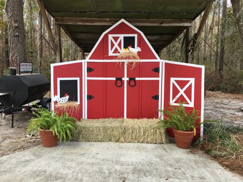 Farm Themed Photo Booth, Barnyard Trunk Or Treat Ideas, Farm Parade Float, Barnyard Trunk Or Treat, Farm Photo Props, Diy Barn Backdrop, Farm Photo Booth, Farm Party Kids, Barnyard Backdrop