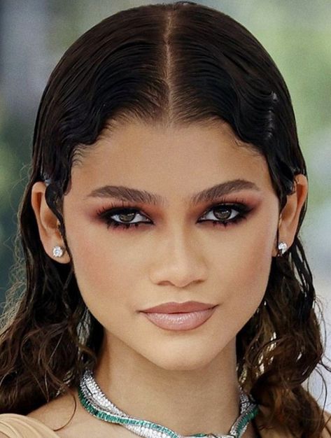 Zendaya Eye Makeup, Zendaya Makeup Looks, Magical Goddess, Eye Makeup Tricks, Wallpapers Celebrities, Zendaya Makeup, Estilo Zendaya, Quotes Aesthetics, Zendaya Hair