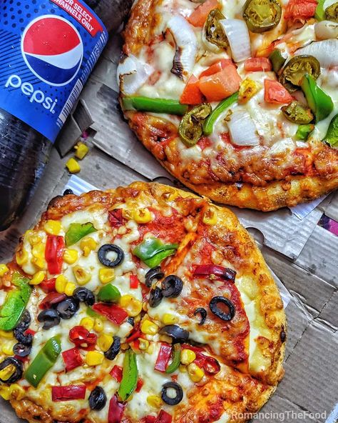 Dominos Pizza India, Pizza Story, Introvert Aesthetic, Domino Pizza, Pizza Taco, Veg Pizza, Creative Pizza, Domino's Pizza, Mumbai Food