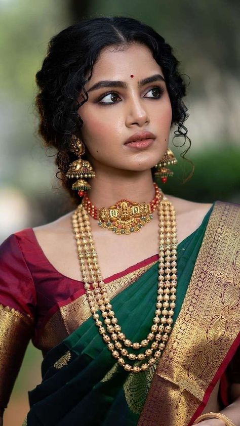 South Indian Makeup, Indian Makeup Looks, Dusky Skin, Hair Style On Saree, Indian Bride Makeup, Indian Wedding Gowns, Bridal Hairdo, Indian Look, Green Saree