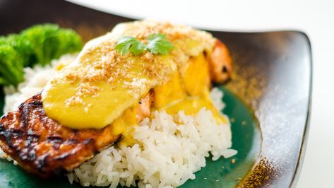 Salmon with Coconut Mango Sauce Recipe Mango Sauce Recipe, Brazilian Restaurant, Sweet Sauces, Mango Sauce, Mango Cream, Coconut Sauce, Mango Coconut, How To Cook Rice, Dinner Meals