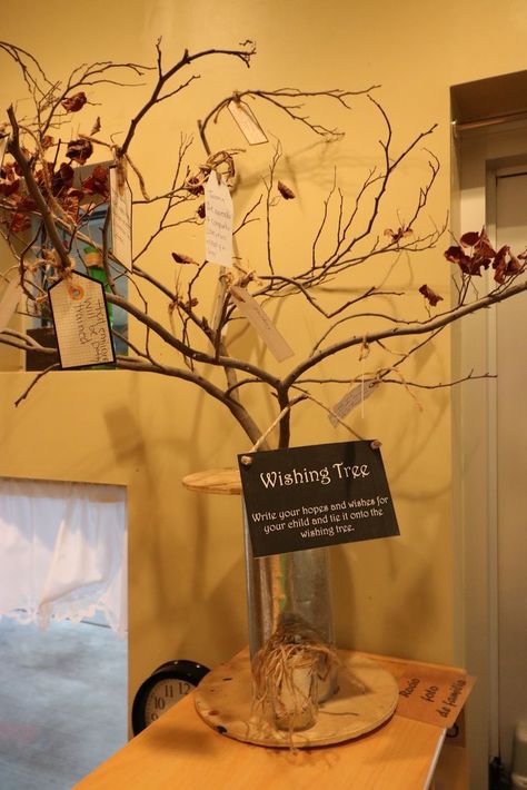 Could change this into a Thankful tree for Thanksgiving! Hopes and Dreams Display | Reggio Inspired Classroom | Thanksgiving classroom ideas Hopes And Dreams Display, Nature Inspired Classroom, Family Tree Ideas, Tree Classroom, Preschool Displays, Classroom Family, Reggio Emilia Classroom, Childcare Ideas, Classroom Preschool