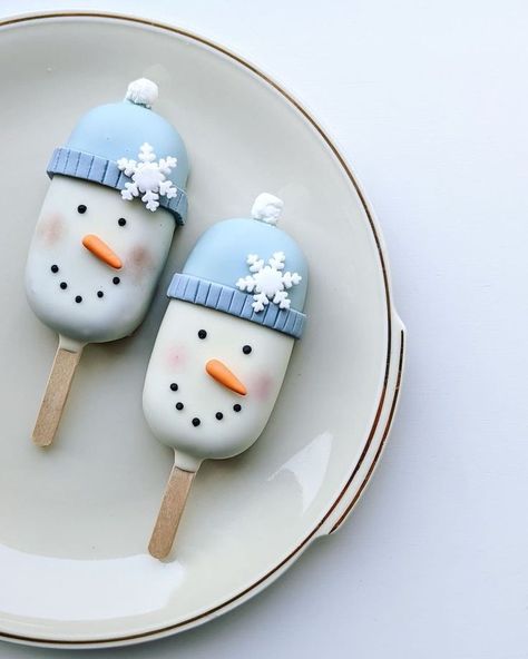 Winter Cake Ideas, Christmas Cakesicles, Cake Popsicles, Winter Cakes, Cake Pop Designs, Christmas Cake Pops, Winter Cake, Funnel Cake, Christmas Sugar Cookies