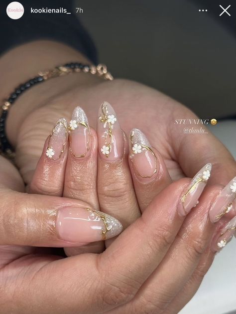 Simply Elegant Nails, Gold Flowers Nails, Garden Wedding Nails, Floral Wedding Nails For Bride, Enchanted Nails Design, Wedding Nails For Indian Bride, Gold Nails With Flowers, Cute Grad Nails, Gold Clear Nails